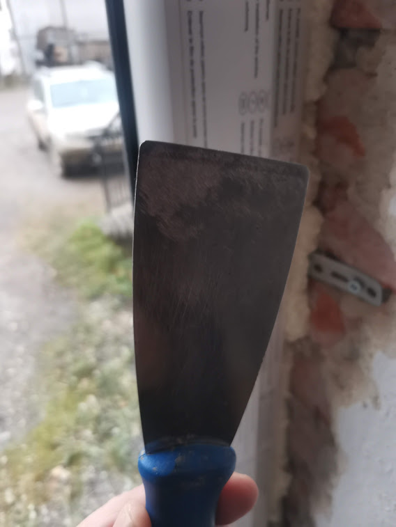 Špachtle připravená pro demontáž zasklívacích lišt
