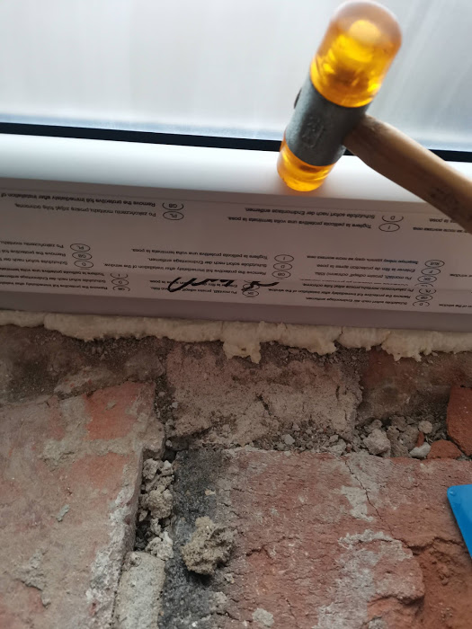 Nasazování zasklívací lišty gumovou paličkou