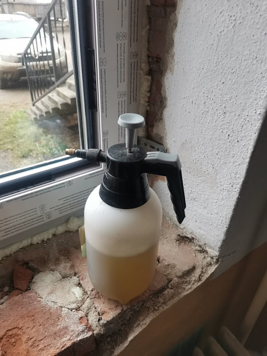 Rozprašovač s vodou a saponátem pro mokrou montáž fólie
