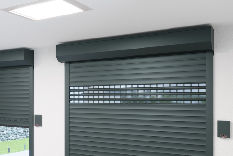 Rolovací vrata s prosklenými a ventilačními profily
